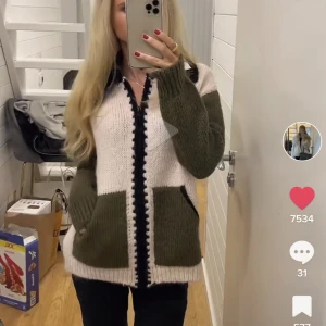 Zara kofta - Intressekoll på denna fina unika koftan från Zara! Koftan är superfin och supermysig💗💗 koftan kommer tyvärr inte till användning..endast använd vid 1 tillfälle så den är i nyskick💗💗 hör av er vid frågor, fler bilder eller funderingar💗 