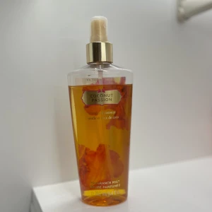 Parfym - Säljer denna iprincip oanvända Victoria Secret parfym i doften ” coconut passion”, då den inte används