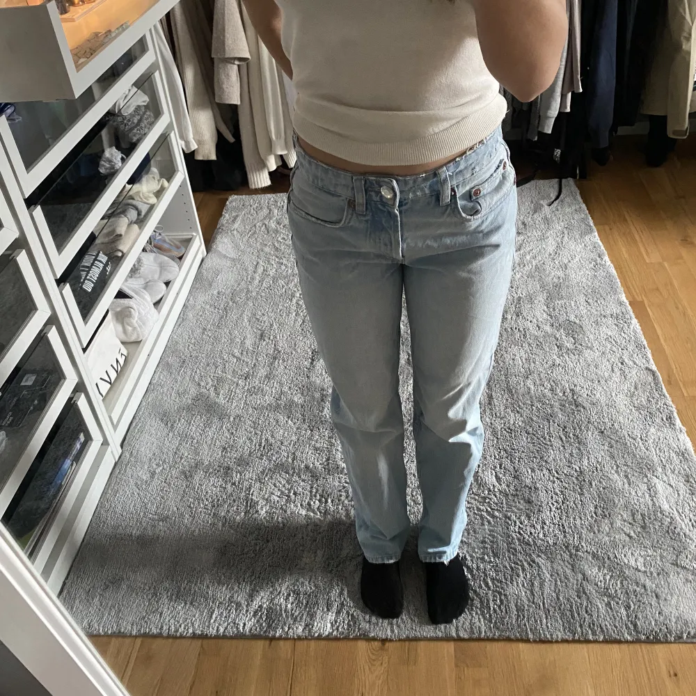 Säljer mina jättesnygga mid rise jeans ifrån zara💗 Säljer på grund av att dom inte kommer till användning. Dom är i mycket fint skick då dom knapp är andvända. Strl 34, sitter bra på mig som är runt 160 lång. Ordinarie pris 400kr, säljer för 250kr 😍 . Farkut & Housut.