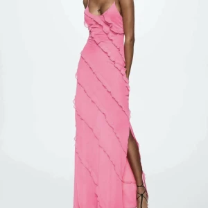 Maxiklänning sur  - Säljer min helt nya Maxiklänning sur ifrån mango. Den är slutsåld överallt, fick tag i xxs som tyvärr var för liten på mig. Jag är 167 och den gick nedanför mina fötter. Aldrig använd! Tar bort annonsen 7/2 om ingen vill köpa 💗