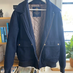 Jacka/kappa - Såå fin jacka/kappa från bondelid köpt ett tag sedan för 1599kr, använt 2 ggr men säljer pga den inte är min stil. Liten i storleken, passar mig som har s💕