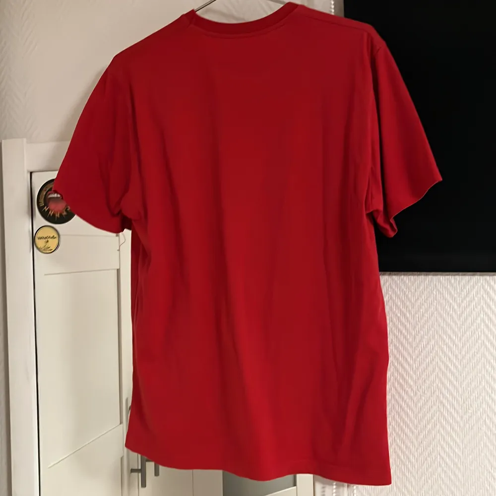 Röda t-shirt från Pull & bear med stort coca cola tryck . T-shirts.
