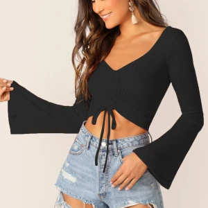 Svart Tröja  - Snygg tröja med vida armar! Du kan justera banden om du vill ha tröjan mer tight! 