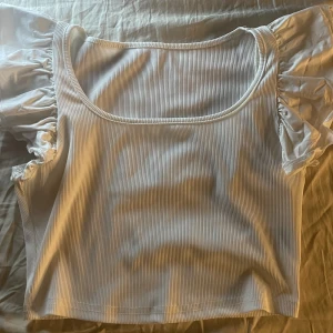 Söt topp - Säljer denna söta topp man kan ha till sommaren🥰 Den är lite skrynklig då den har tvättats nyligen men det går o stryka (Vi har inte möjlighet till de) Säljer pga den var lite stor för mig så den har endast testats av mig💗💗 Köpare står för frakten🫶🏽