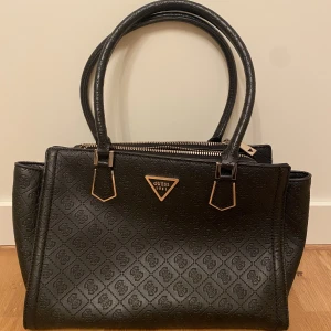 Guess väska  - Äkta Guess väska som köptes för ett tag sen men inte använts så mycket så säljer den vidare. Otroligt bra skick då den knappt använts och är rymlig för mycket. Kostade originellt runt 1300, priset kan diskuteras vid en snabb affär❤️man står för frakt själv