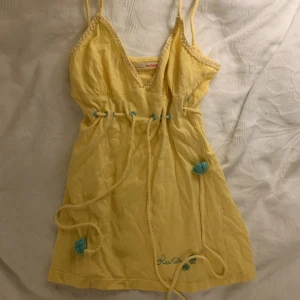 Söt topp - Man knyter den under bysten med det virkade snöret, väldigt söt. Passar S-M.