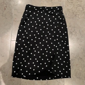 Kjol  - Jätte fin kjol som är köpt k Amsterdam från abercrombie fitch. Stor i storleken står att det är 9-10 men passar ca xs