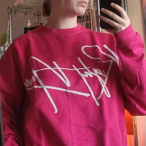 Tröja med text - Rosa tröja med texten "Right Now" på ifrån Pieces!💗 Fint skick 