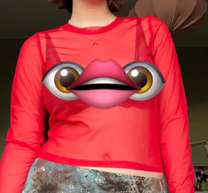 röd mesh tröja ❤️‍🔥 - säljer denna coola mesh tröjan som funkar till nästan allt, man kan t.ex ha den under något eller som den är 😼😳 kontakta mig för fler frågor eller bilder 🥰