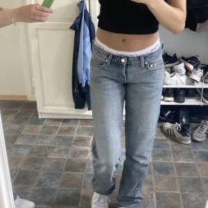 Arrow low jeans - Blå weekday arrow low jeans i storlek W25L34, superfina och använda få gånger🫶🏼350 kr+frakt