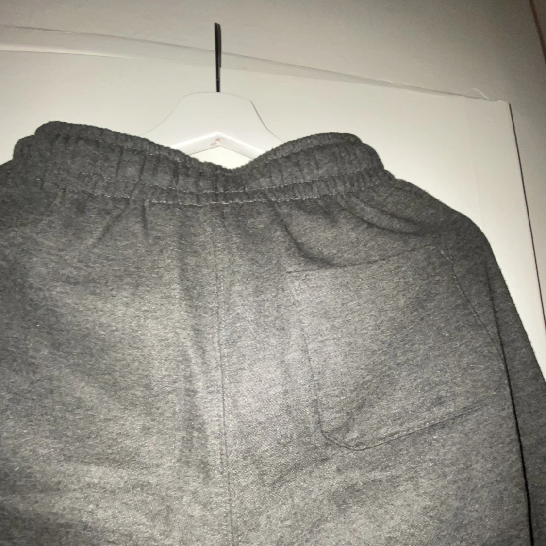 Gråa formgivande mjukisbyxor med bakficka - 91