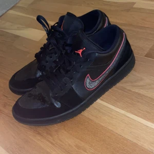 Air Jordan 1 low - Säljer dessa då de inte kommer till användning, knappt använt de ute med riktigt bra skick, skulle säga 10/10 