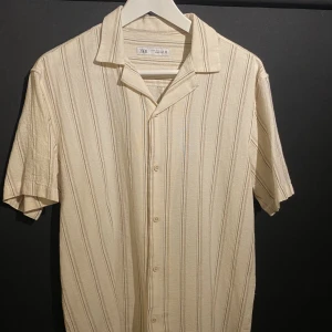 Kortärmad skjorta - Randig kortärmad skjorta från Zara. Storlek M men passar även S. Använd 1 gång. Hör av er vid frågor😋