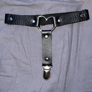 Thigh high clip - Thigh high holder clip med hjärta, bra skick justerbar storlek.