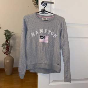 Grå sweatshirt från Hampton Republic med flagg detaljer. Storlek 170, men passar bra på xs-s. Säljs pga att den ej kommer till användning! Använd några gånger, men i bra skick. Köparen står för frakten. 