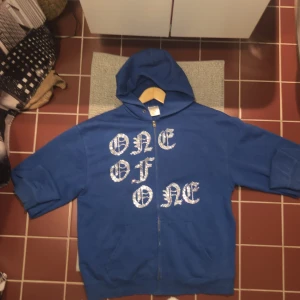 One of one Hoodie large - Endast ett få antal gånger så fint skick och inga tappde rine Stones  Kan posta och mötas i Stockholm 