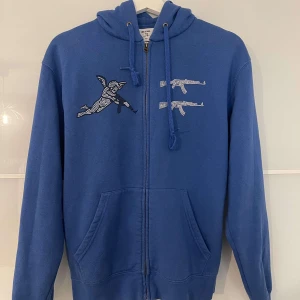 One of one hoodie - En fin one of one hoodie som är använd ett få tal gånger. Hoodien är i storlek s och är i jätte fint skick. Pris går att diskutera!