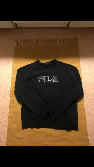 Fila sweatshirt tjocktröja svart  - Skickar mer bilder i chatten, liten i storleken imo