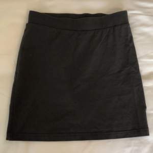 Fin grå tajt kjol från hm i storlek xs inga skador eller defekter på plagget!
