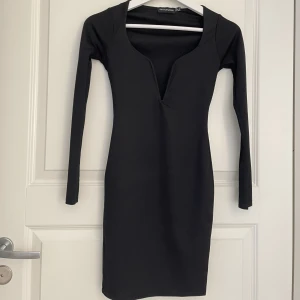 Tajt klänning den lilla svarta - Svart tajt långärmad fest kort klänning med V-ringning  Storlek XS/32 Passar någon med inte så stora byst! Man får en bra pushup i denna 🥰   