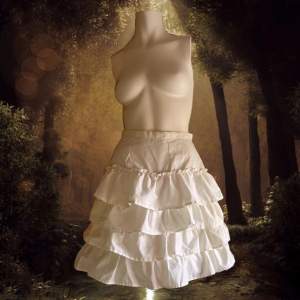 Säljer denna underbara vintage kjol i såå fint skick! Passar storlek 36/38!