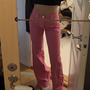 Jeans zara - Jeans från zara i strl 38! Jag är 171 cm lång & de är völdigt långa men går att klippa💕 aldrig använda utomhus så i superbra skick! Nypris är 400 kr! Lite skrynkliga då de inte använts på länge ⚡️