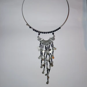 Halsband  - Halsband med sjuka detaljer !