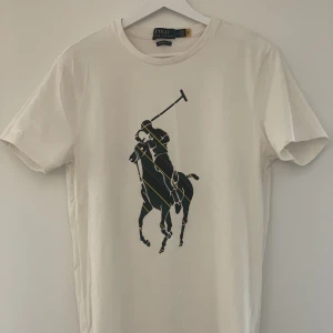 Ralph Lauren t- shirt - Använd en gång.  Nyskick.  Slim fit  Nypris ca 1000kr