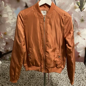 Bomberjacka  - Snygg bomberjacka i rostbrun från pimkie collection. Är i bra skick. 