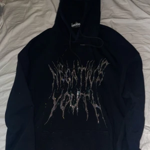 Additive Hoodie - tvär feet rhinestone hoodie ifrån märket Additive, nyskick. Köpt för ca 1000 kr. Jätte bra kvalite verkligen!!