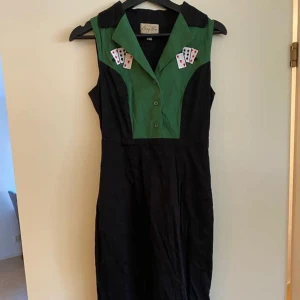 Retro klänning  - Längre klänning, knapparna fram går att knäppa upp, dragkedja i sidan💕  Köparen står för frakt! 