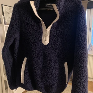 Sebago tröja - Marinblå teddytröja  st M ( som en S ) användt 2ggr köparen står för frakt