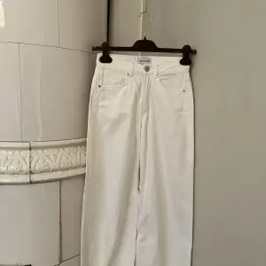 Vita utsvängda jeans från Zara, strl. 32. Säljer pga för små ☹️ Fransiga nertill. Väldigt gott skick! Fläckfria. Längd passar för mig som är 158cm.