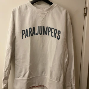 Parajumper Sweatshirt  - Parajumper Sweatshirt i väldigt fint skick, utan skador. Köpt för 2000kr på Johnells. Pris på PJ:s hemsida 1600kr. Lite oversized passar L också. Går att kolla äkthet via QR-kod på tröjan.