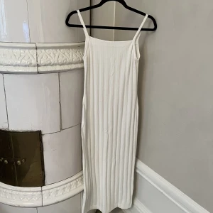 Mango vit maxiklänning - Superfin ribbad maxiklänning från mango, strl xs. Vit och superfin på sommaren. Tight. Bra skick.