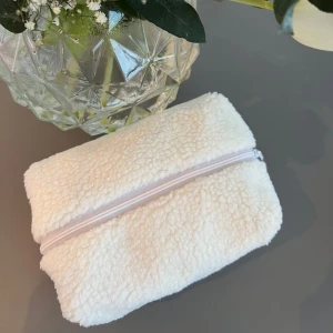 White Teddy, By Lily UF  - Vi är ett UF-företag som drivs av två tjejer i Luleå. Vår affärsidé är att sälja stilrena necessärer som passar till de allra flesta. Necessärerna finns i 3 olika färger för att passa just dig! På första bilderna är vår modell White Teddy!🌸pris: 229+frakt