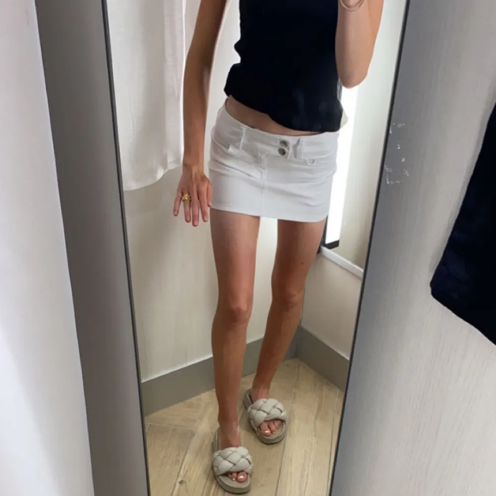 En jättefin low waisted kjol i vitt jeans tyg. Så fin till sommaren! . Kjolar.