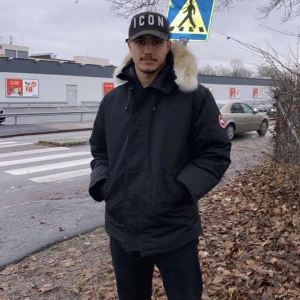 Canada Goose - Säljer nu min Canada Goose då jag har vuxit ur den! Ni som är runt storlek L kommer känna att den sitter perfekt! Jackan är i riktigt bra skicka, inga slitningar eller liknande. Vid snabb och smidig affär finns möjlighet att jag sänker priset lite! 