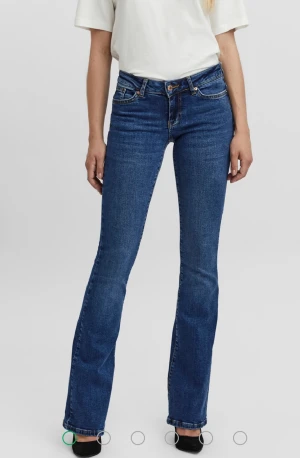 Low jeans - Ett par lågmidjade Jens från veromoda i nyckick. Nypris 450kr