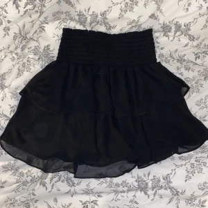 Kjol - Säljer denna fina kjol från Chelsea💖 använt max 3 gånger. Köpt förra sommaren💖