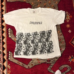 . - Random printad Tisha jag vann från giveaway i USA som är alldeles för stor för mig men fet🤩