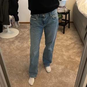 Jeans - Gina tricot low straight jeans i storlek 36. Super snygga och använda fåtal gånger, ser helt nya ut. Säljer pga att jag tycker de sitter lite för pösigt på mig då jag vanligtvis är en 34💙