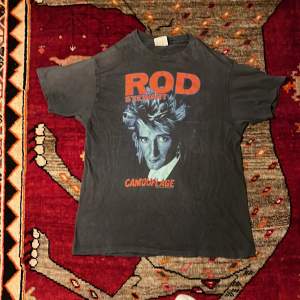 Fet Rod Stewart 80-tals tour tisha till salu då den sitter för tajt för min smak, fråga o buda🕺