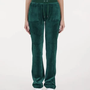 juicy couture - mörkgröna juicy byxor som är super sköna! Ena änden på snörerna är lite trasig annars är dom i perfekt skick. Hör av er vid frågor💞💞Köpta på Jackie för 1100. Köparen står för frakt