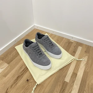 Arigato skor - Säljer mina arigato mocka på grund utav att de blivit för små (dust bagen ingår även). De är i bra skick, 9/10 skulle jag säga. Nypris ligger på 2300 och mitt pris är justerbart. Perfekta nu till våren och sommaren. Bara att höra av sig för mer info.