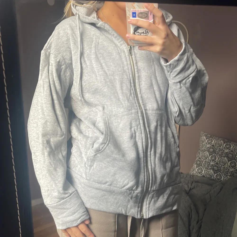 En grå hoodie med dragkedja 🫶🏻 storlek s 🫶🏻 lager 157 . Hoodies.