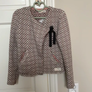 Kofta Odd Molly - Jättefin kofta, strl 1. Använd 2-3 ggr eftersom den blev för liten. Mörkgrå/rosa/vit Finns i rök och djurfritt hem. 