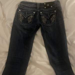 MODELL: JP5616S SKINNY Skitsnygga jeans från MISS ME som jag köpte på second hand några år sen. Använt knappt då dem sitter tajt på mig. Rhinestone och vingar detaljer på baksidan. STORLEK 25. 