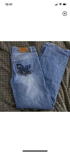Lowrise bootcutjeans - Lågmidjade bootcutjeans från Esprit med fjärilar på bakfickorna. Sjukt snygga. Säljer då de inte längre passar mig i storleken.