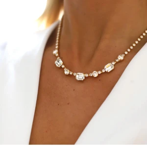 Caroline Svedbom  - Säljer ett sätt Caroline Svedbom smycken corrina bracelet och necklace. I princip oanvända. 18 karat rodium i bägge. Köpte armbandet för 1295kr och säljer för 900kr. Köpte halsbandet för 1695kr och säljer för 1200kr. Köp båda för 2000kr🤍❤️